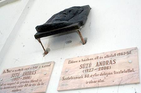 Holtában is bántják