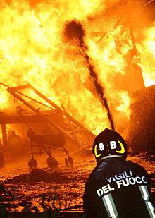 Felgyújtott romatáborok