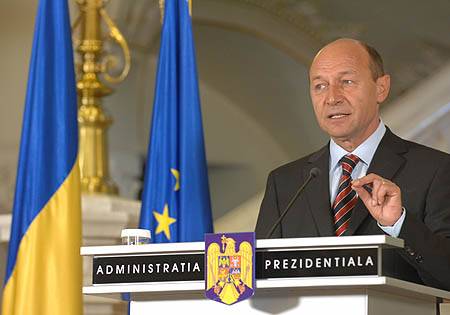 Băsescu ismét bírál