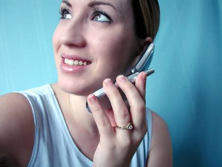 Többen beszélnek mobiltelefonon