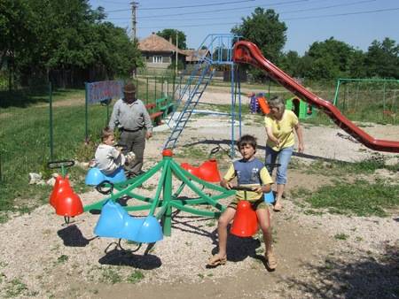 RMDSZ-es csúszda, PDL-s hinta