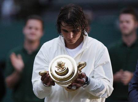 Nadal letaszította Federert a wimbledoni trónról