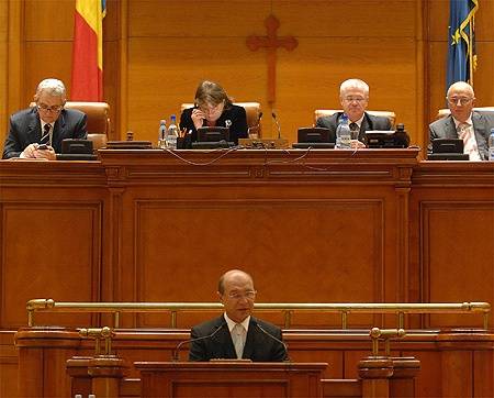 Mindenkit bírál Băsescu