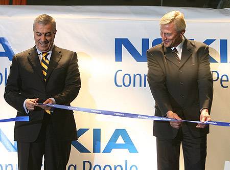 Szalagvágás a Nokia-faluban