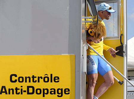 Újabb botrány a kerékpárosoknál az új doppingszer miatt