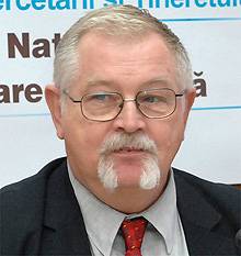 Menesztették Adomniţeit