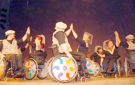 Gördülő-show kerekes székkel