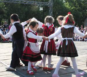 Népi játék tánccal, nevetéssel