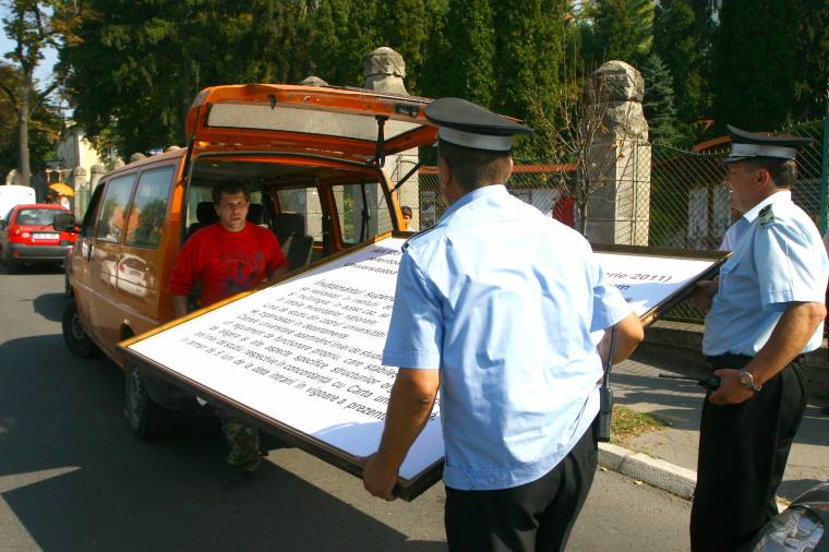 MOGYE: a rendőrség elkobozta a magyar egyesület pannóját, a tiltakozókat megbírságolták