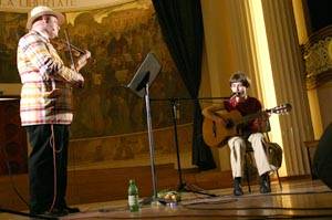 Performansz hegedűn, verslábakon