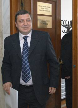 Támadások kereszttüzében a védelmi miniszter