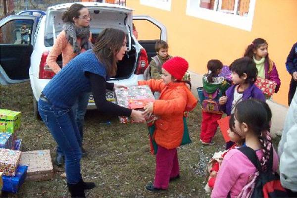 Önkéntesek százai várják a szegényeknek szánt adományokat Erdély-szerte