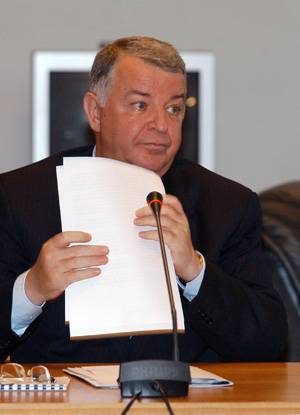 Blöff a politikusok átvilágítása?