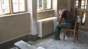 Itt televízió, ott ürülék a tantermekben