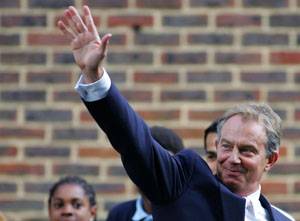 Tony Blair egy éven belül távozik