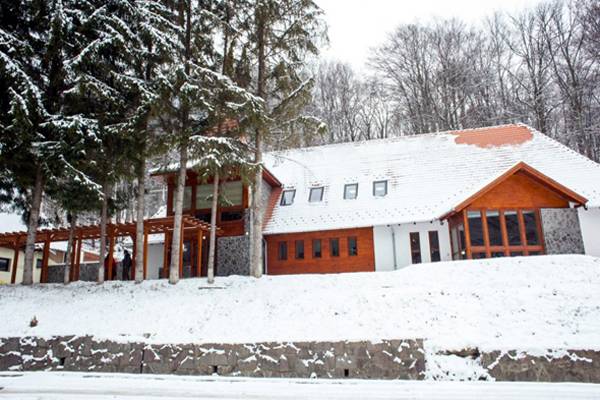 Csobbanás síelés után: szabadidőközpont nyílt Sugásfürdőn