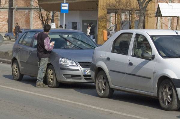 Feketemunkás utcagyerekek Szatmárnémetiben