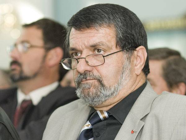 Albert Álmos: le a lobogóval