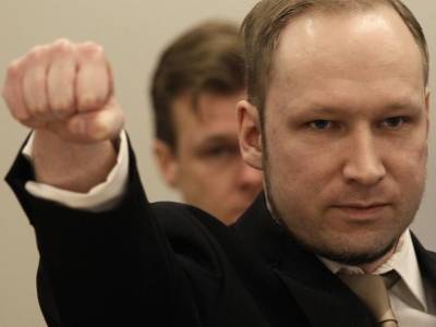 Megkezdődött a Breivik-per: a norvég tömeggyilkos büszkén pózolt a tárgyaláson 