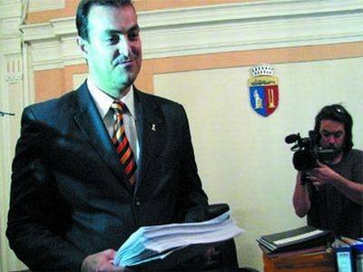 Apostunak nyújtották át a magyar feliratokért gyűjtött aláírásokat