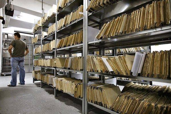 Spontán tiltakozás a Szekuritáté Irattárát Vizsgáló Országos Tanácsnál: nagyobb fizetést, bérpótlékot követelnek