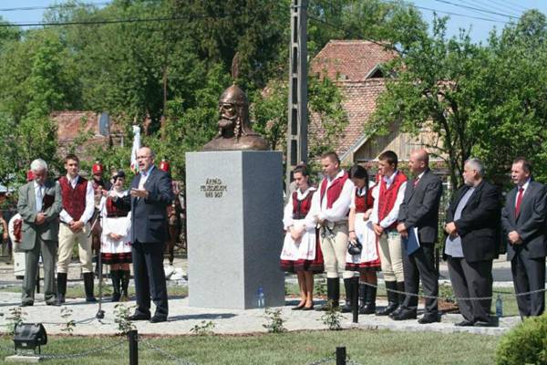 Felavatták Árpád vezér szobrát Székelyberében