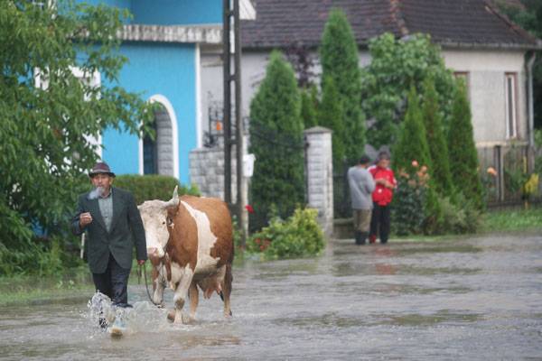  Szivattyúznak és oltanak az ár után