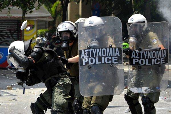 Rendőrökkel csaptak össze a tüntetők Athénban