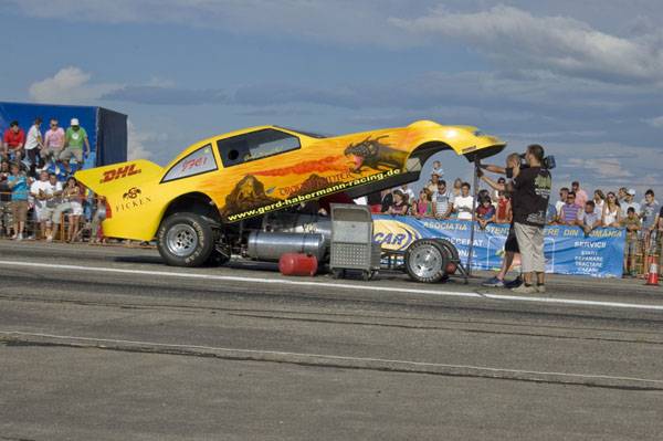 Csodaautók és vakmerő motorosok száguldoztak a repülőtéren