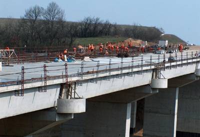 Ismét munkához láttak a Bechtel útépítői