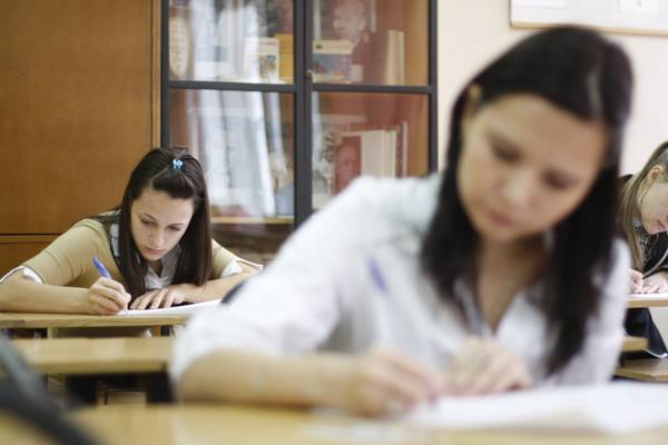 Csalásokkal kezdődött a román írásbeli
