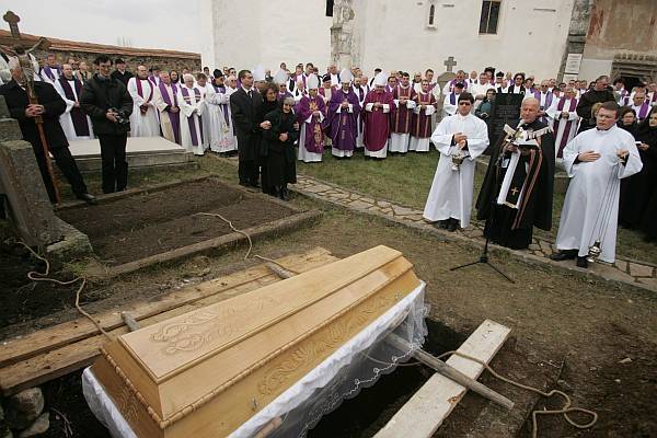 Szülőfalujában, Csíkdelnén helyezték örök nyugalomra Bálint Lajos volt római katolikus érseket 