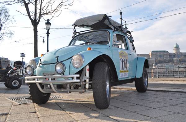 Sivatagban száguldozó pizzafutárok