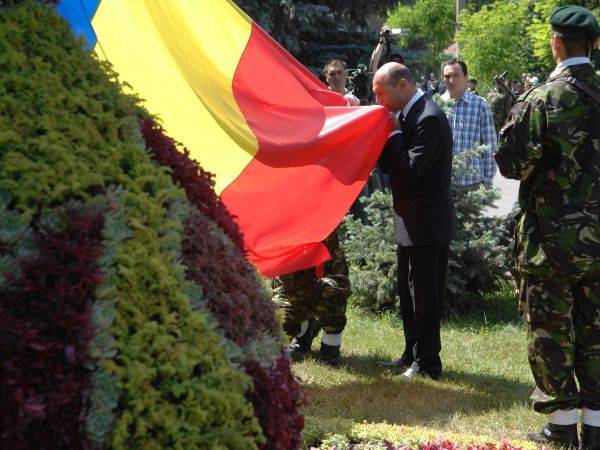 Băsescu magyarokat hív a román zászló alá