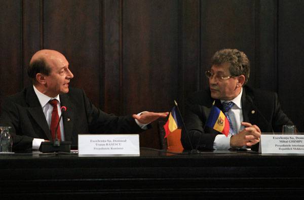 Traian Băsescu: év végére havi tízezer moldovai kap román útlevelet