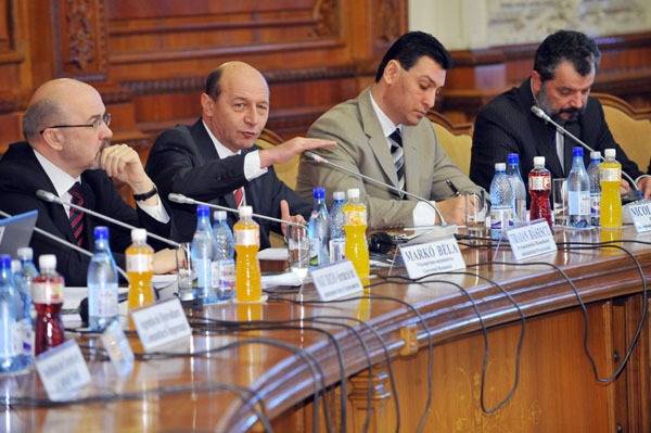 Băsescu tanulni küldi a romákat