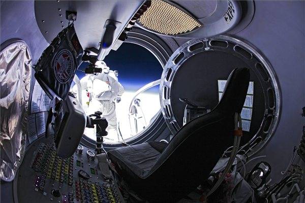 39 km magasságból ugrott, szabadeséssel túllépte a hangsebességet Felix Baumgartner – KÉPGALÉRIA
