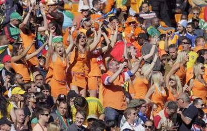 VB-2010 - Őrizetben a sört reklámozó holland nők