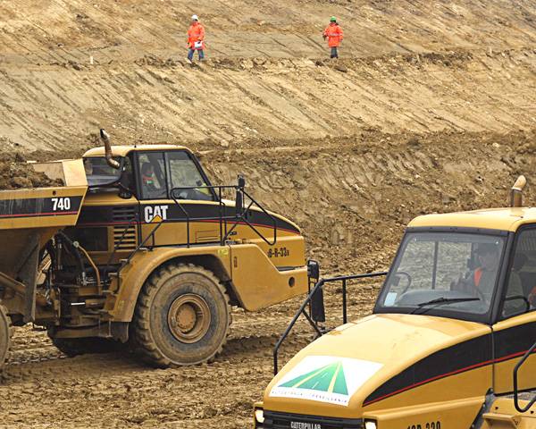 Szinte teljesen leállt a munka az észak-erdélyi autópályán, vendégmunkán a Bechtel gépei