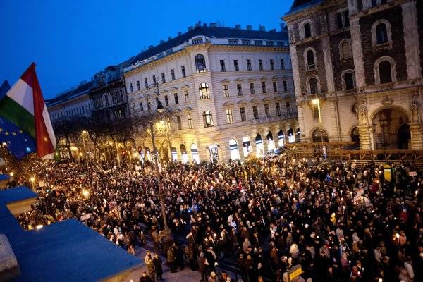 Százezrek tüntettek a magyar kormány mellett Budapesten