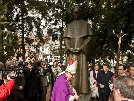 Felszentelték Márton Áron püspök egészalakos bronzszobrát