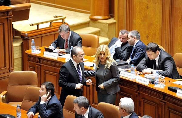 Felelősséget vállalt a kormány az oktatási törvényért, az ellenzék ismét megbuktatná 