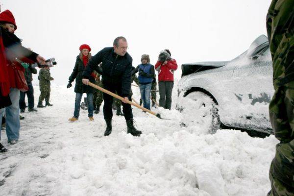 Havat lapátolt Emil Boc korányfő az autópályán – fotók, videó