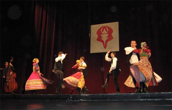 Tánccal ünnepelt a Bogáncs néptáncegyüttes