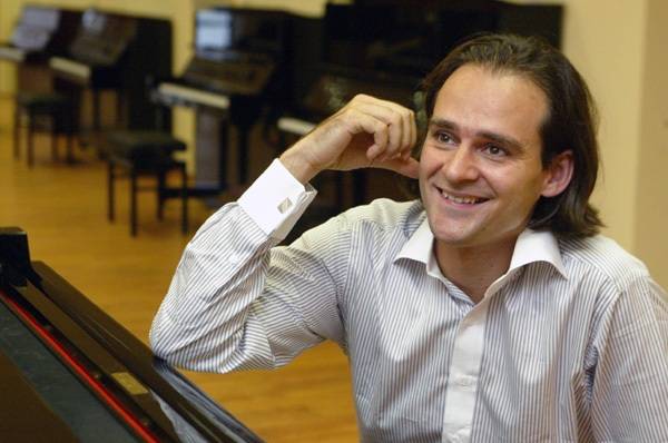 Nagyváradon játszik Bogányi Gergely