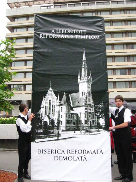  Méltóságmenet a kommunizmusban lerombolt templomhoz
