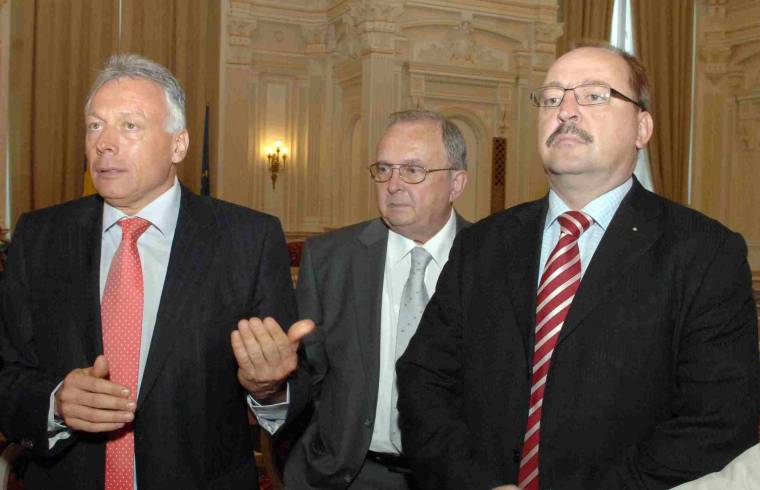 Bukarestben tárgyalt Németh Zsolt