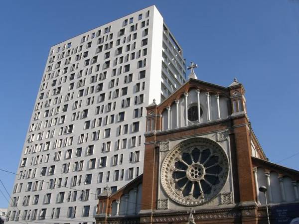 Várja bérlőit a bukaresti római katolikus székesegyház mellé felépített toronyház