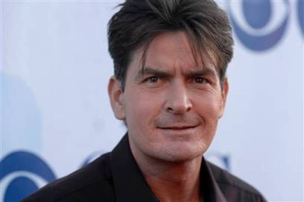 Késsel támadt feleségére Charlie Sheen 
