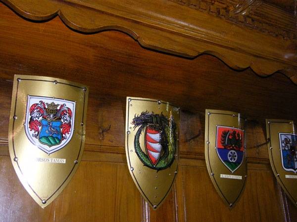 Novák József címerpajzsai a vásárhelyi Vártemplomban